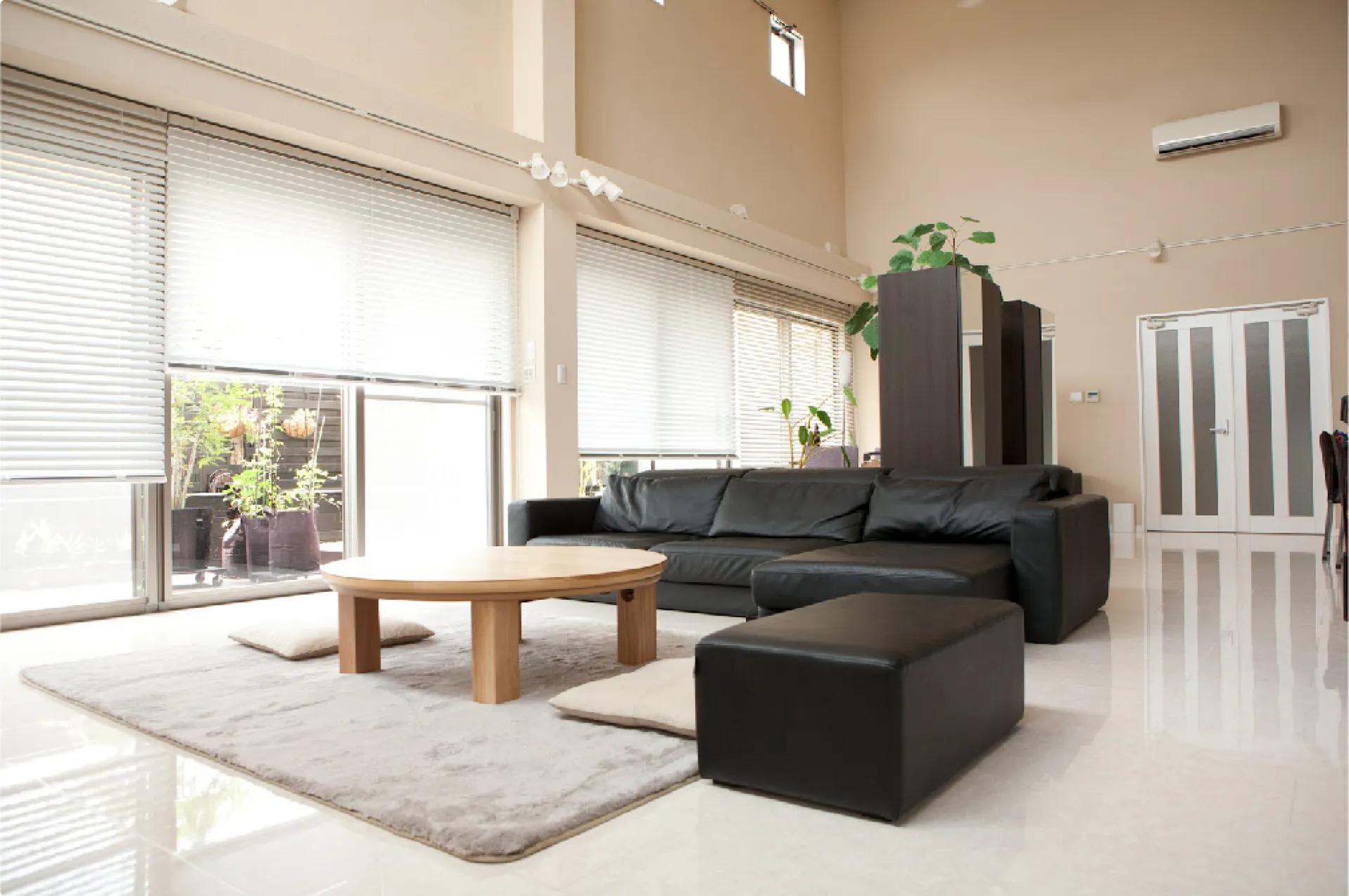 明るく開放的なリビングと大きな窓がある住宅の内観