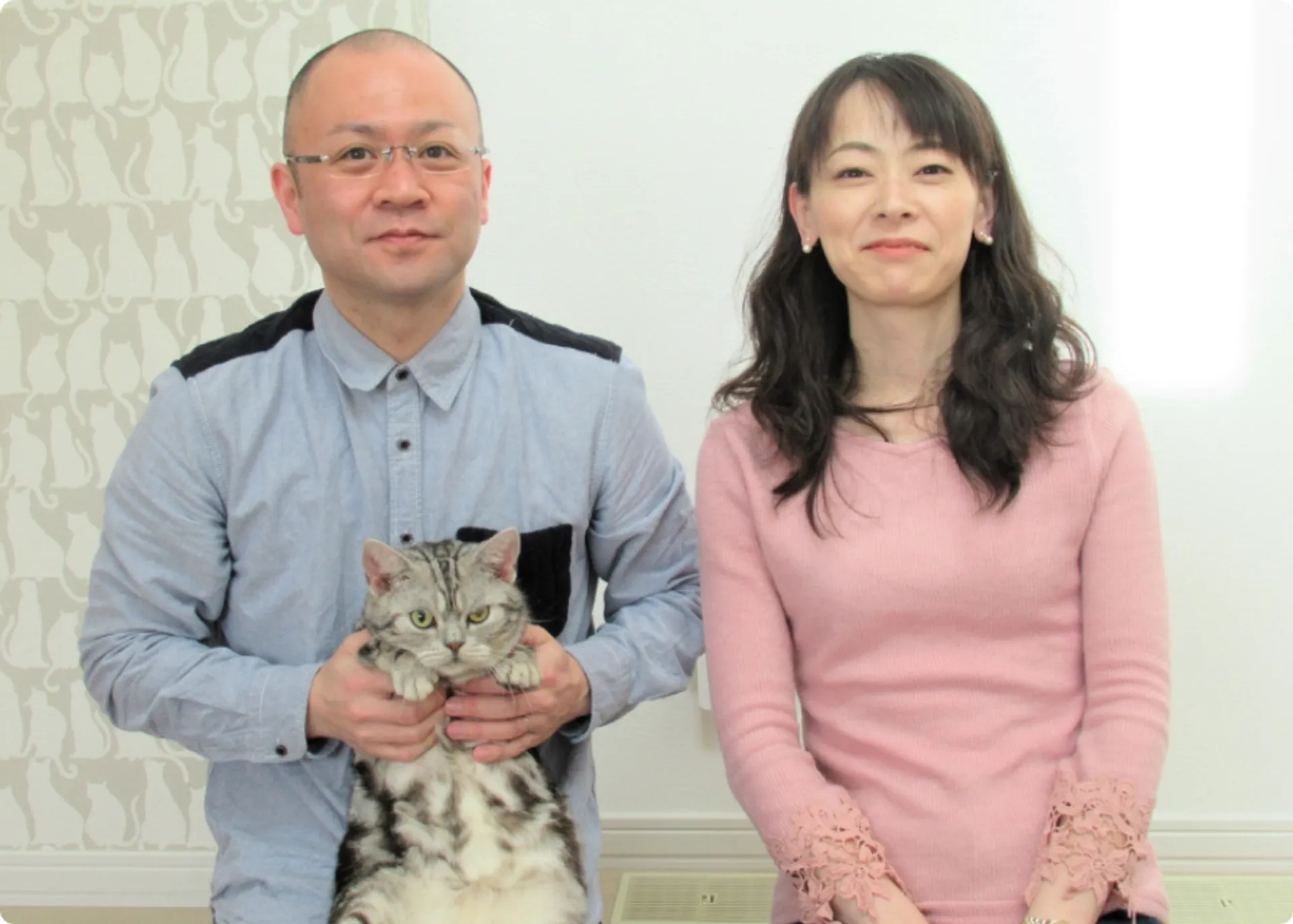 T様ご夫妻と愛猫。快適な住まいについて語るお客様の声インタビュー風景