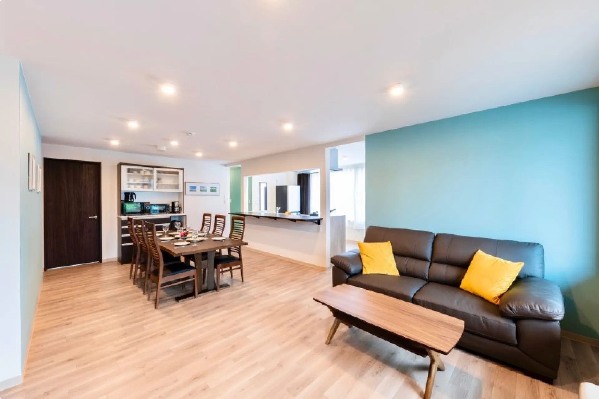 温かみのある木目調フローリングと広々としたリビング・ダイニングのリノベーション事例