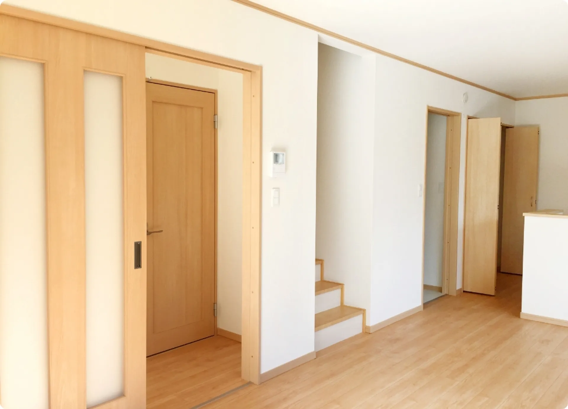 木目の美しい室内空間で長期間効果が持続するAIリキッド仕上げの施工事例